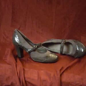 AEROSOLES Metallic Gray Heels with Buckle